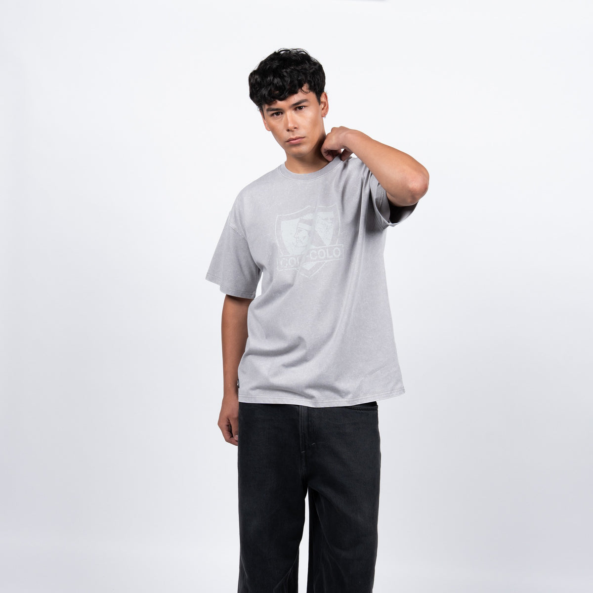 Polera gris logo Cacique 2026