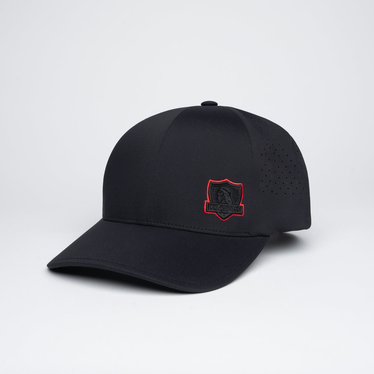 Jockey negro escudo borde rojo 2026