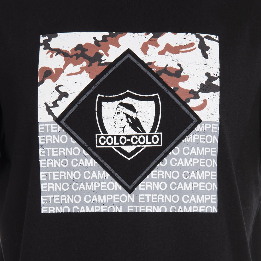 Polera negra detalle camo logo
